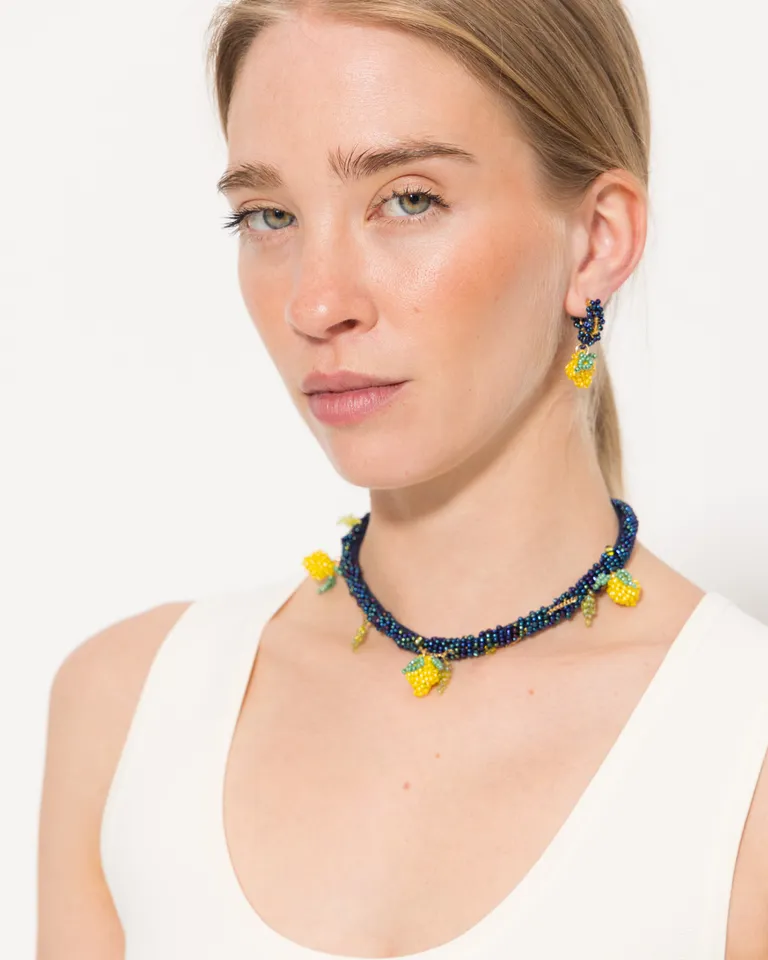 Collar bordado con charms en mostacillas de vidrio en tonos azules y amarillos de Jazmin Chebar en Bijouterie para argentina