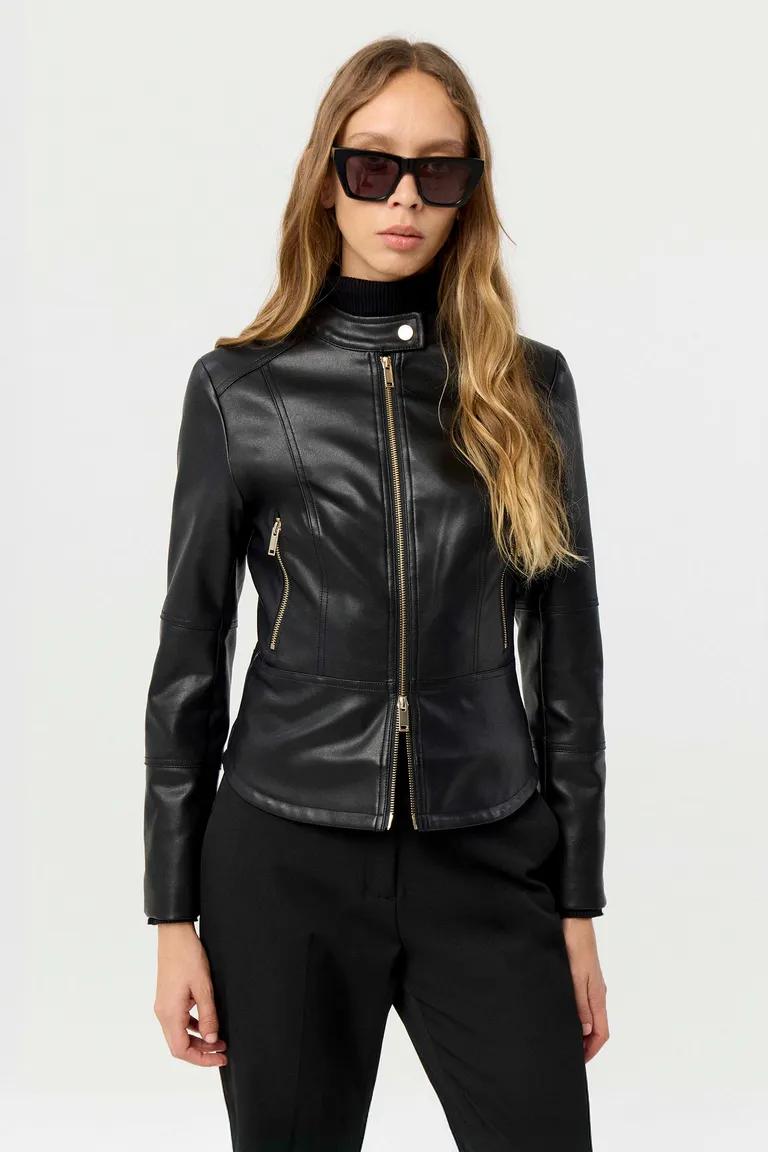 Chaqueta entallada con cierre frontal y detalles metálicos en cuello y bolsillos de Markova en Chaquetas para argentina