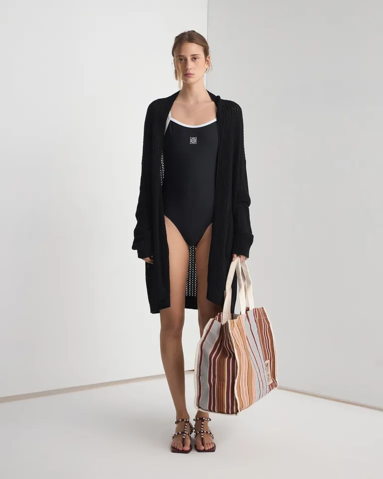 Kimono oversize negro con logo de cuero - Prenda elegante y versátil de Prüne en Kimonos para argentina