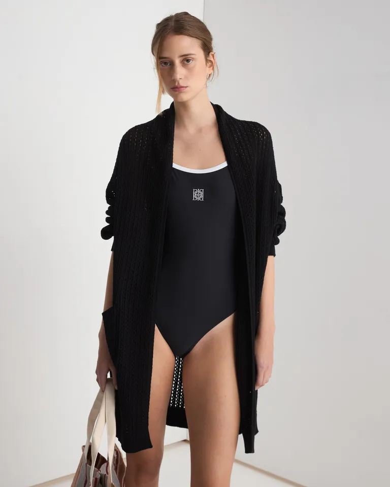 Kimono oversize negro con logo de cuero - Prenda elegante y versátil de Prüne en Kimonos para argentina