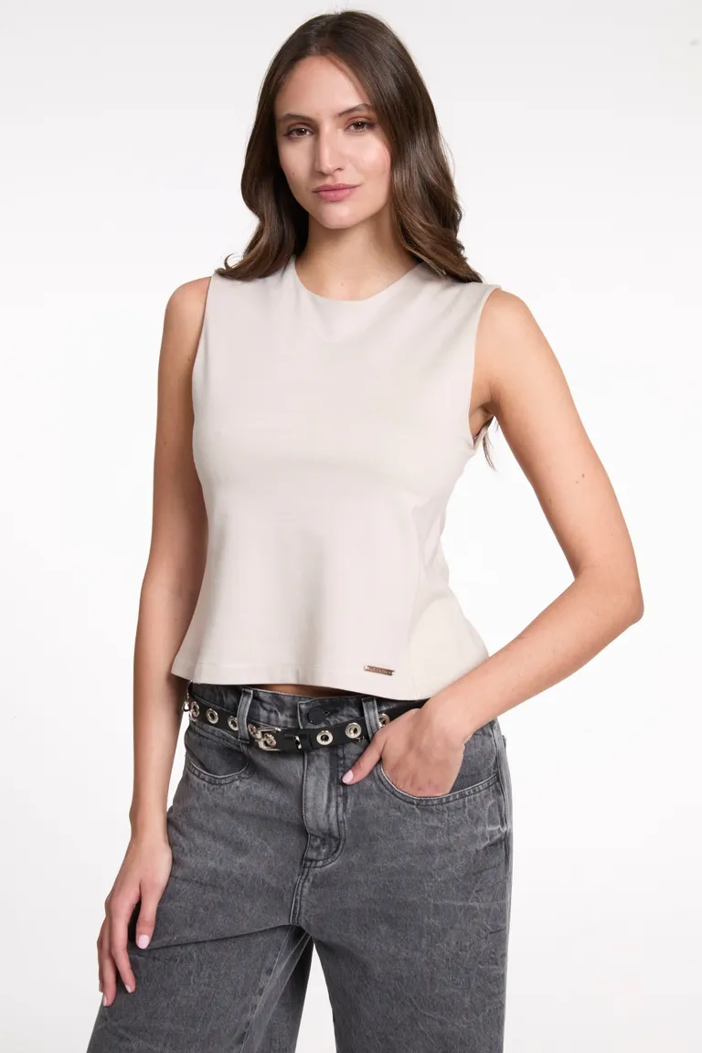 Remera musculosa de escote redondo en color neutro, con recortes estratégicos para un look femenino y sofisticado de Justaosadia en Remeras para argentina