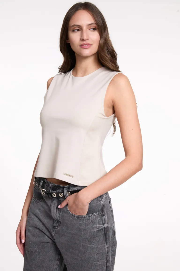 Remera musculosa de escote redondo en color neutro, con recortes estratégicos para un look femenino y sofisticado de Justaosadia en Remeras para argentina