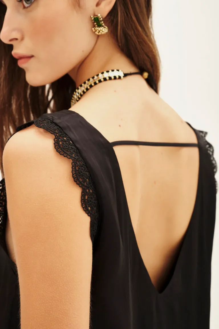 Top sin mangas con escote en V y detalles de puntilla en sisas de Rapsodia en Tops para argentina