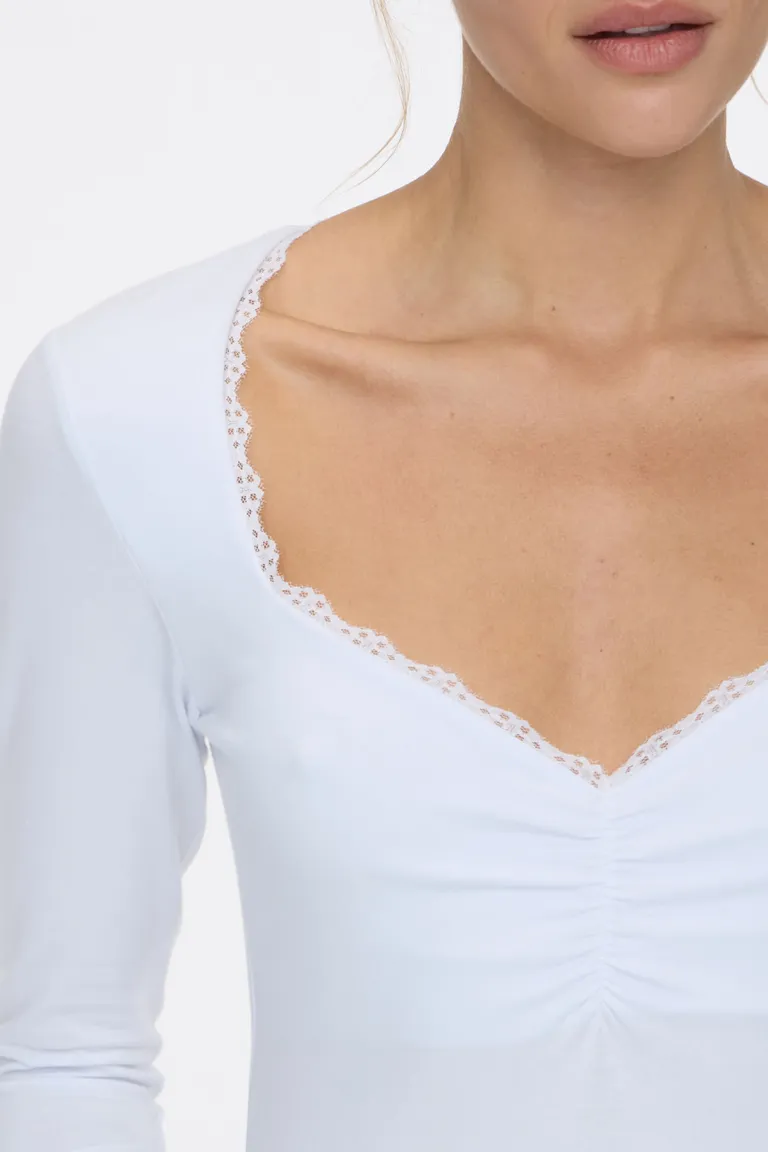 Remera manga larga con escote de puntilla y frunce delantero de Cuesta Blanca en Remeras para argentina