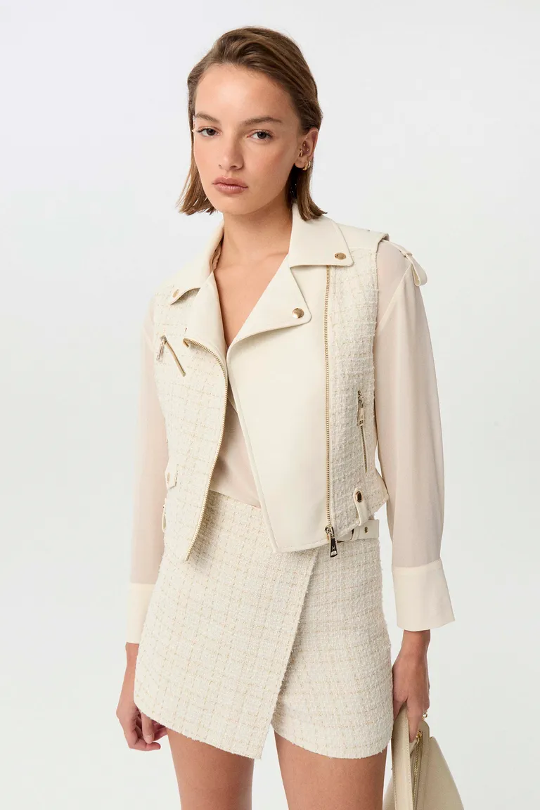 Chaleco biker corto de tweed y efecto cuero, diseño entallado y detalles metálicos de Markova en Chalecos para argentina