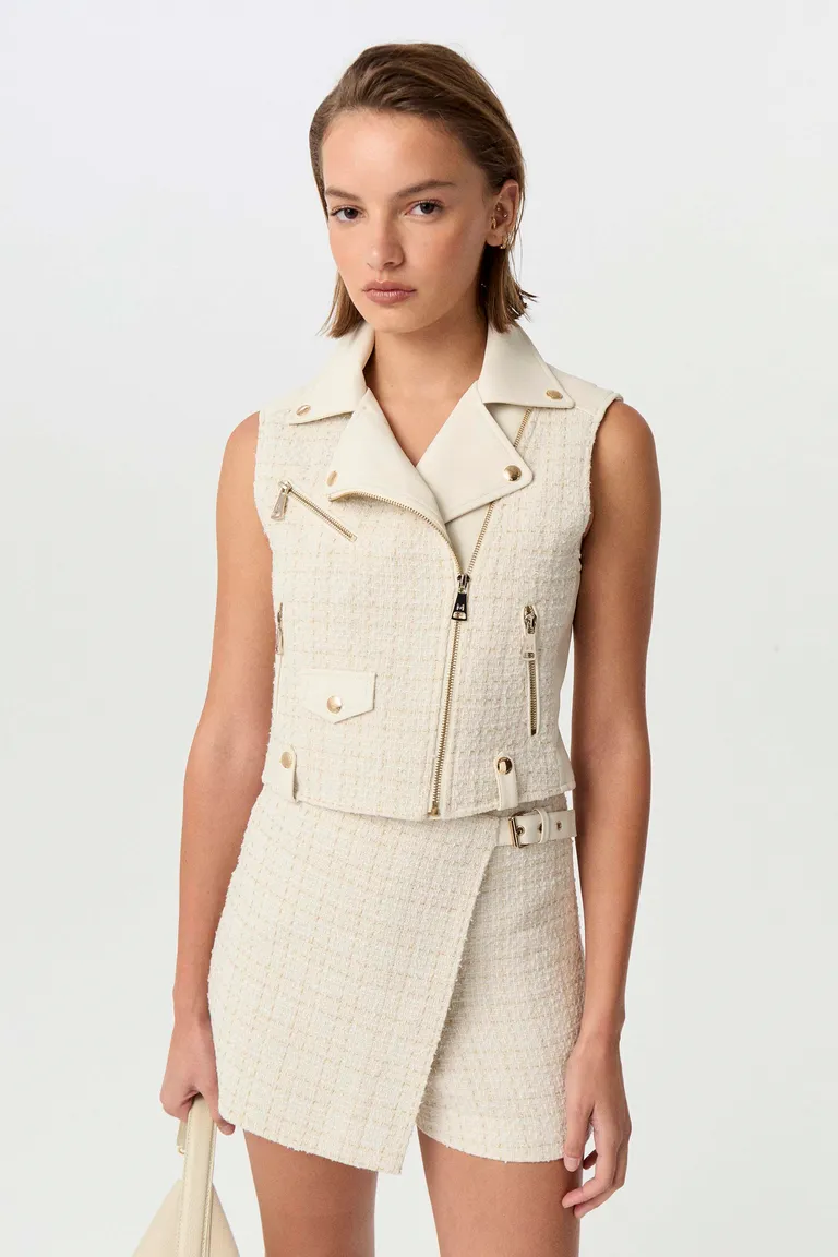 Chaleco biker corto de tweed y efecto cuero, diseño entallado y detalles metálicos de Markova en Chalecos para argentina