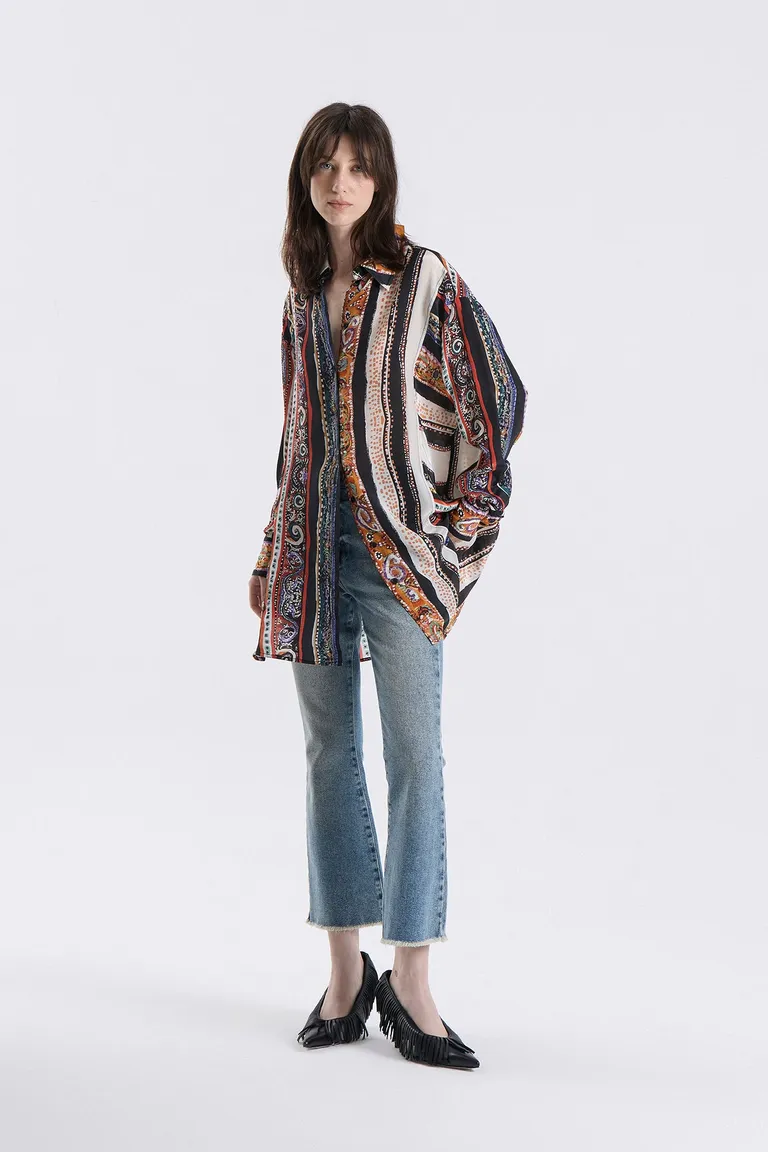 Camisa estampada de calce amplio con botones frontales y cuello camisero de Maria Cher en Camisas para argentina