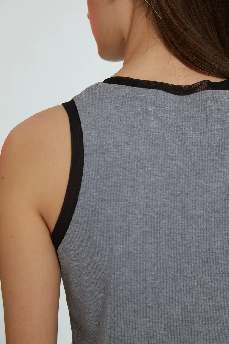 Musculosa de algodón gris con detalles en microtul de Naíma en Remeras para argentina