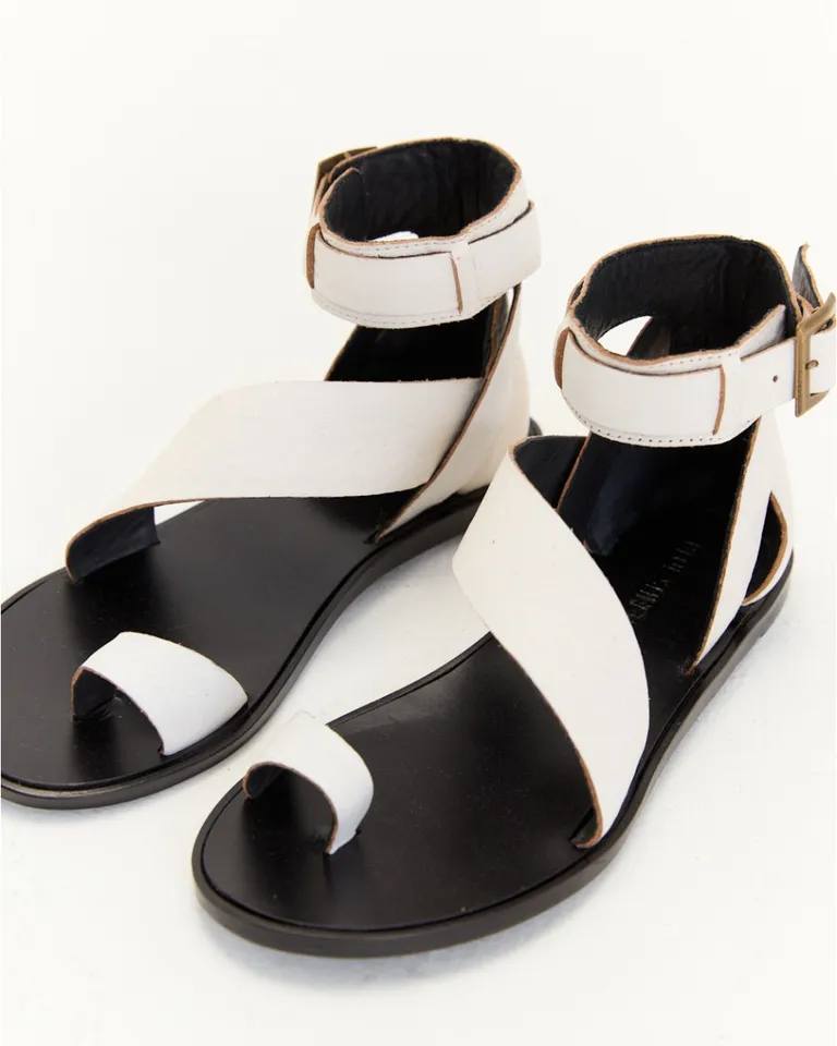 Sandalias de cuero con tiras en diagonal y pulsera con hebilla de Blue Sheep en Sandalias para argentina