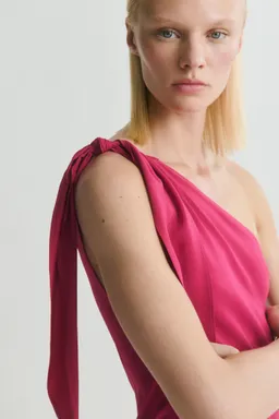 Vestido asimétrico tirante con nudo de Mango en Vestidos para argentina