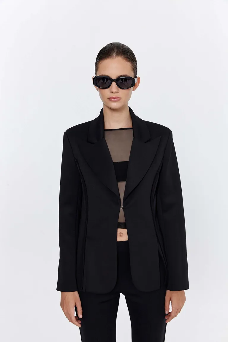 Blazer de neoprene negro con cuello y solapas quebradas, detalles de cordón forrado y tajos en el ruedo delantero de Naíma en Blazers para argentina