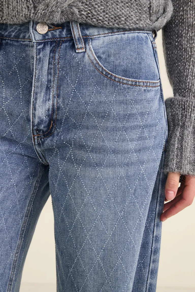 Pantalón de mujer wide leg con diseño de rombos y apliques en denim elastizado de Cuesta Blanca en Pantalones para argentina