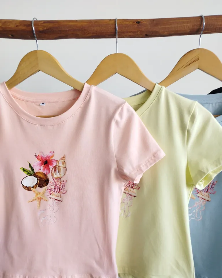 Remera de algodón con estampado tropical en color rosa de Lemmon en Remeras para argentina