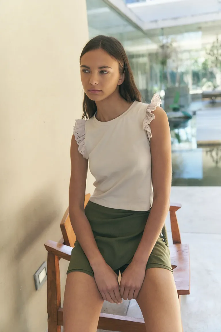 Top beige con detalles de volados y puntilla, una prenda elegante y femenina de Lemmon en Tops para argentina