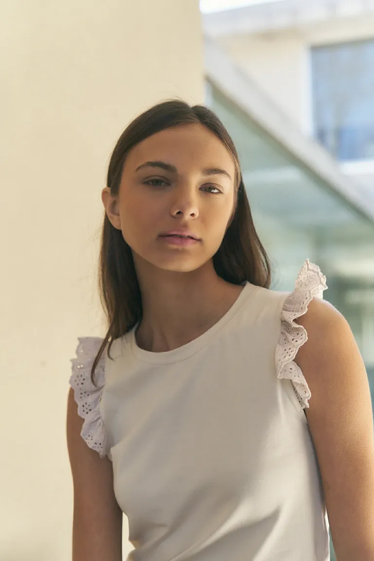 Top beige con detalles de volados y puntilla, una prenda elegante y femenina de Lemmon en Tops para argentina