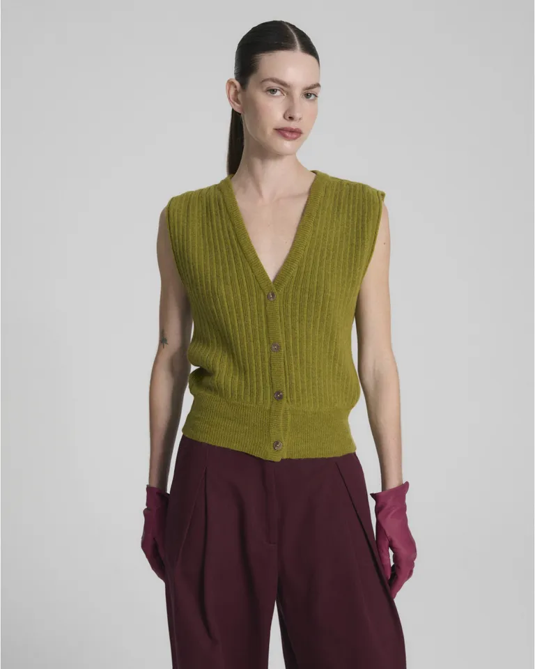 Chaleco tejido con cuello en v, botones frontales y detalle de frunces en los hombros de Blue Sheep en Chalecos para argentina