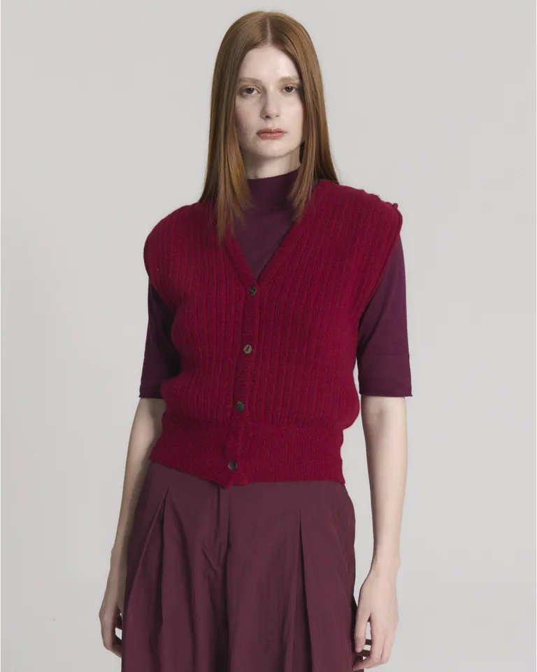 Chaleco tejido con cuello en v, botones frontales y detalle de frunces en los hombros de Blue Sheep en Chalecos para argentina