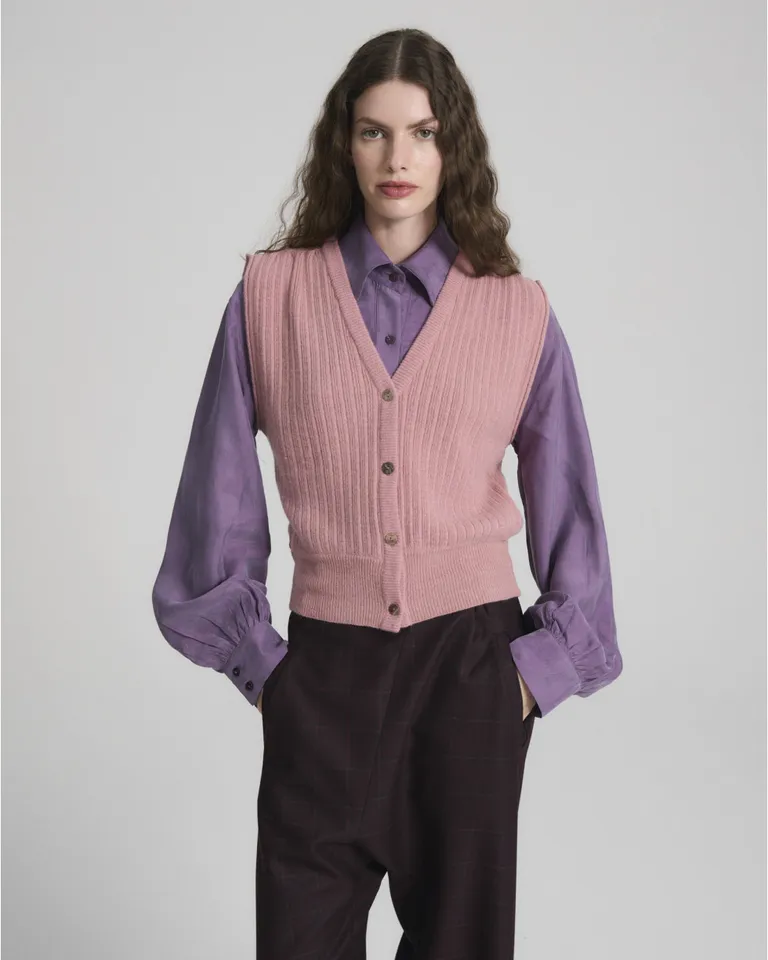 Chaleco tejido con cuello en v, botones frontales y detalle de frunces en los hombros de Blue Sheep en Chalecos para argentina