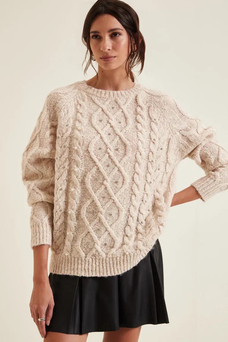 Sweater tejido con trenzas punto irlandés y apliques decorativos de Cuesta Blanca en Buzos y Sweaters para argentina