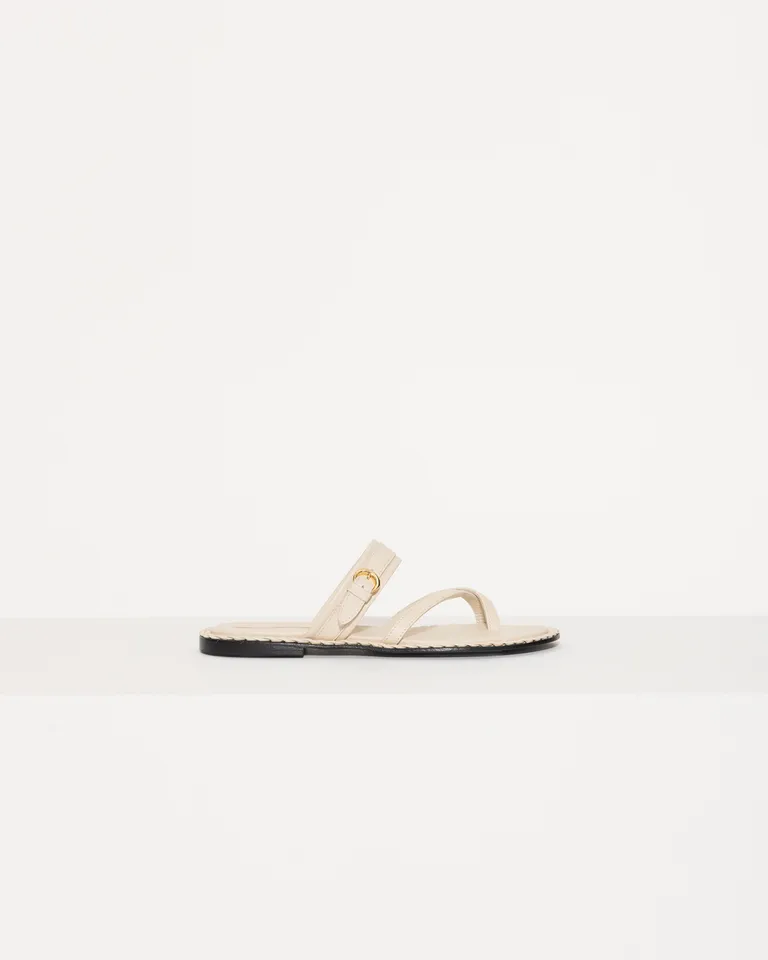 Sandalias Rivera de cuero cruzadas con hebilla metálica en tono oro de Jazmin Chebar en Sandalias para argentina