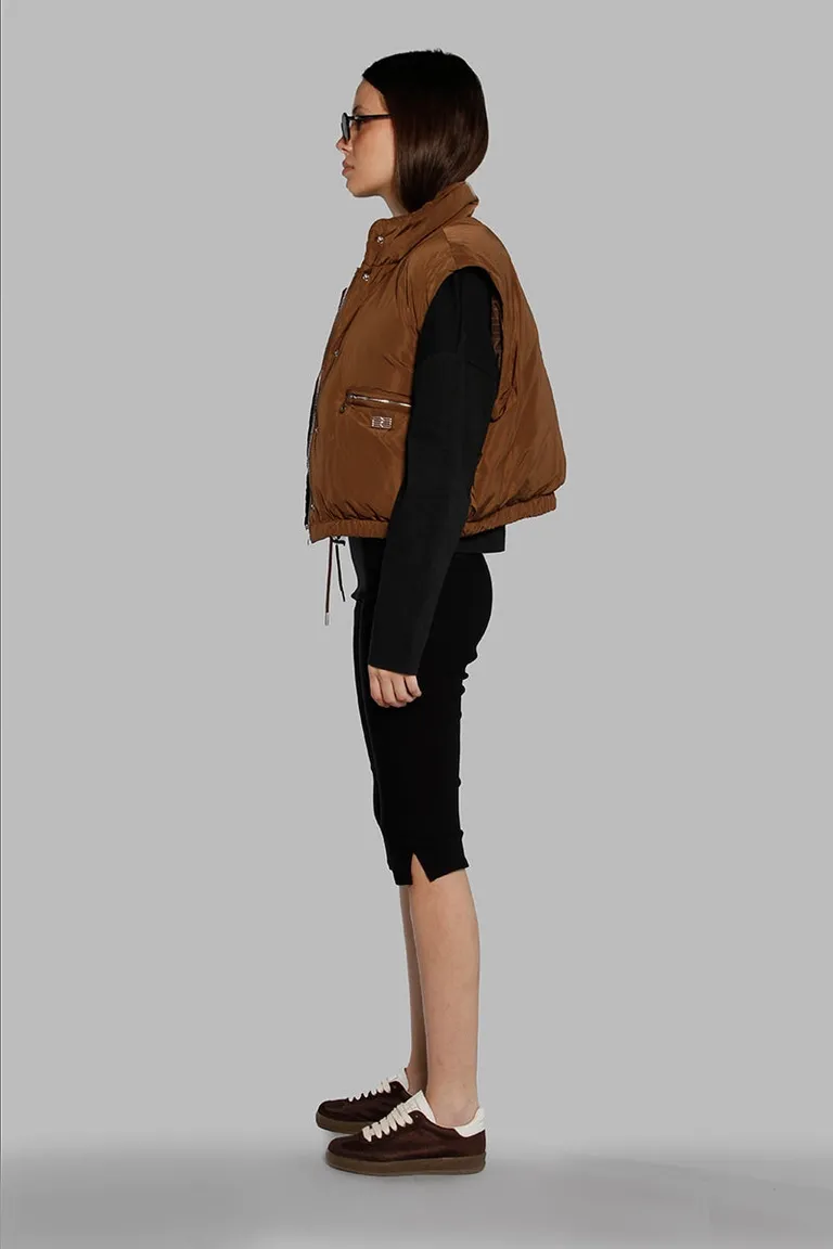 Campera corta puffer de abrigo con cuello alto, cierre frontal y bolsillos laterales de Sofia Sarkany en Chaquetas para argentina