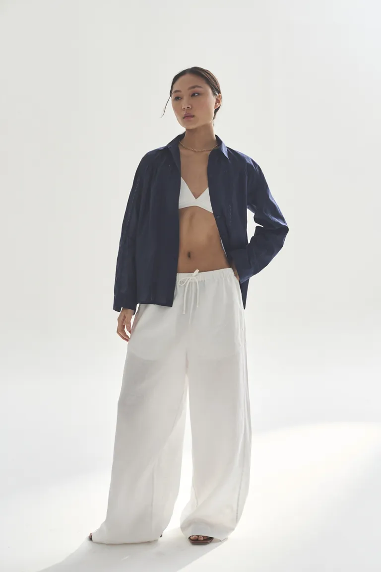 Camisa negra de diseño elegante y versátil para mujeres de Akiabara en Camisas para argentina