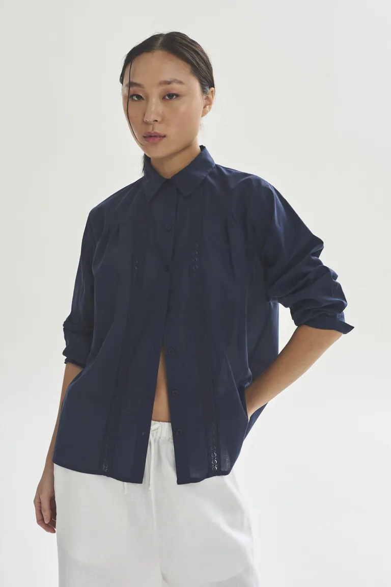 Camisa negra de diseño elegante y versátil para mujeres de Akiabara en Camisas para argentina