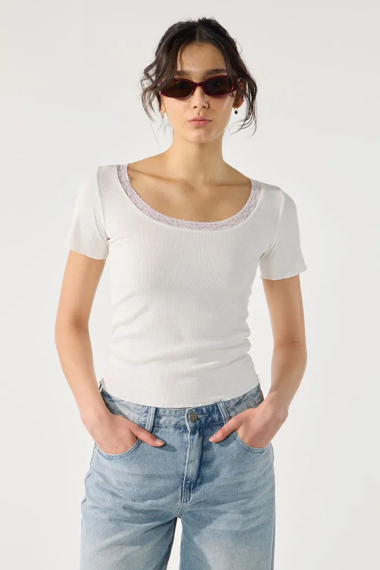 Remera blanca de algodón con encaje en el escote, de manga corta y diseño sencillo de Cuesta Blanca en Remeras para argentina