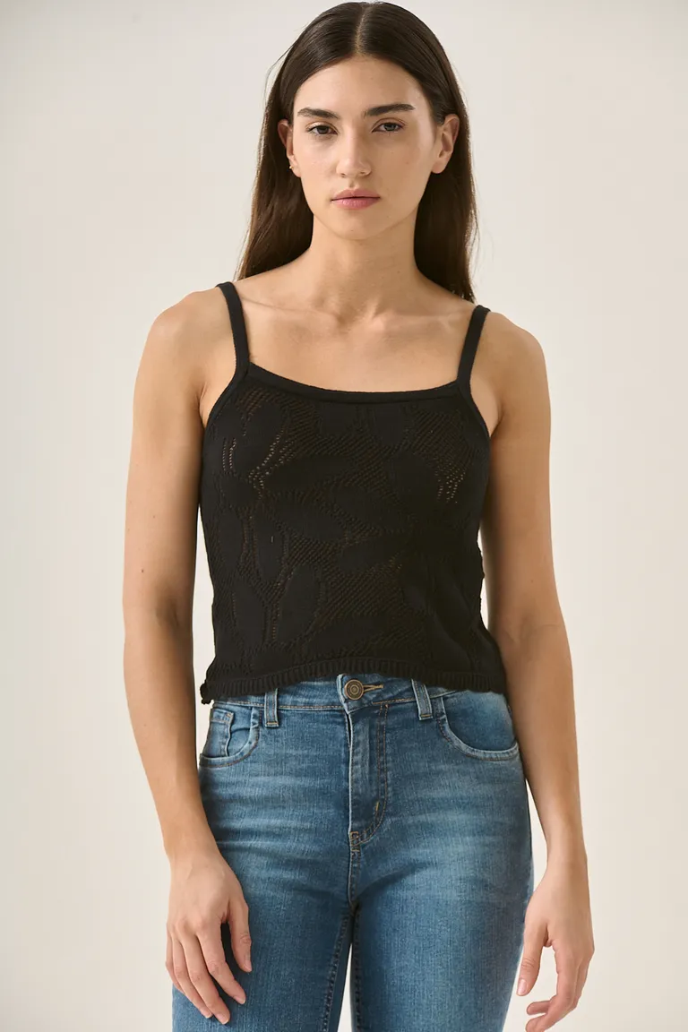 Top de algodón con diseño calado y motivos florales, ideal para looks de verano de Sweet en Tops para argentina