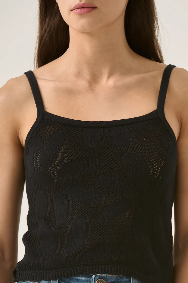 Top de algodón con diseño calado y motivos florales, ideal para looks de verano de Sweet en Tops para argentina