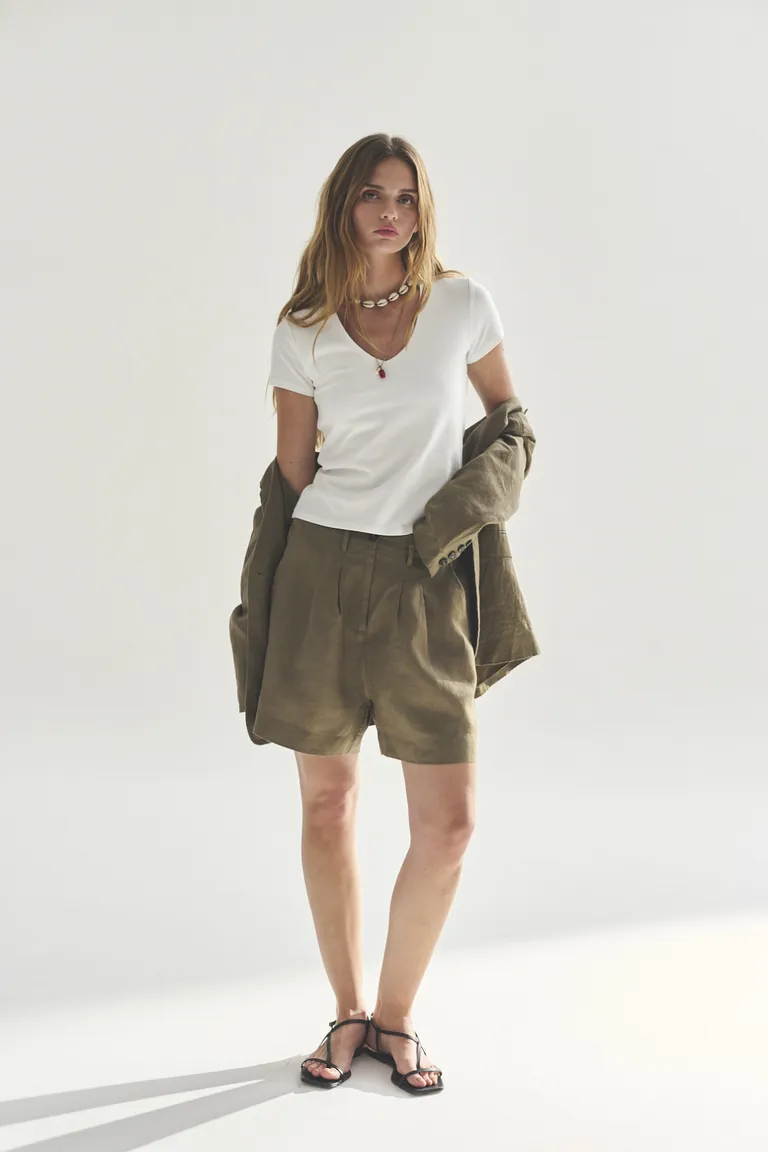 Remera blanca de corte recto y manga corta para mujer de Akiabara en Remeras para argentina