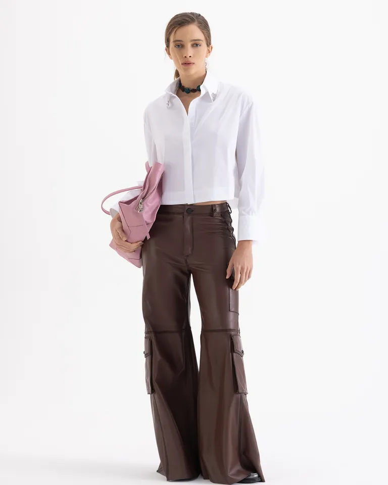 Camisa de mujer con cuello clásico, mangas largas y detalle metálico en puntas de Jazmin Chebar en Camisas para argentina