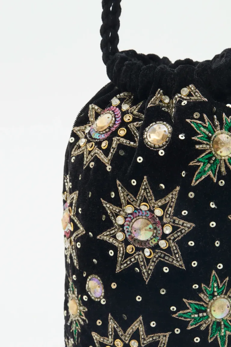 Bolso de mano en terciopelo negro con bordado floral - Accesorio elegante y versátil de Rapsodia en Bolsos y Carteras para argentina