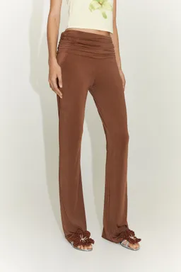Pantalón vuelto drapeado de Mango en Pantalones para argentina