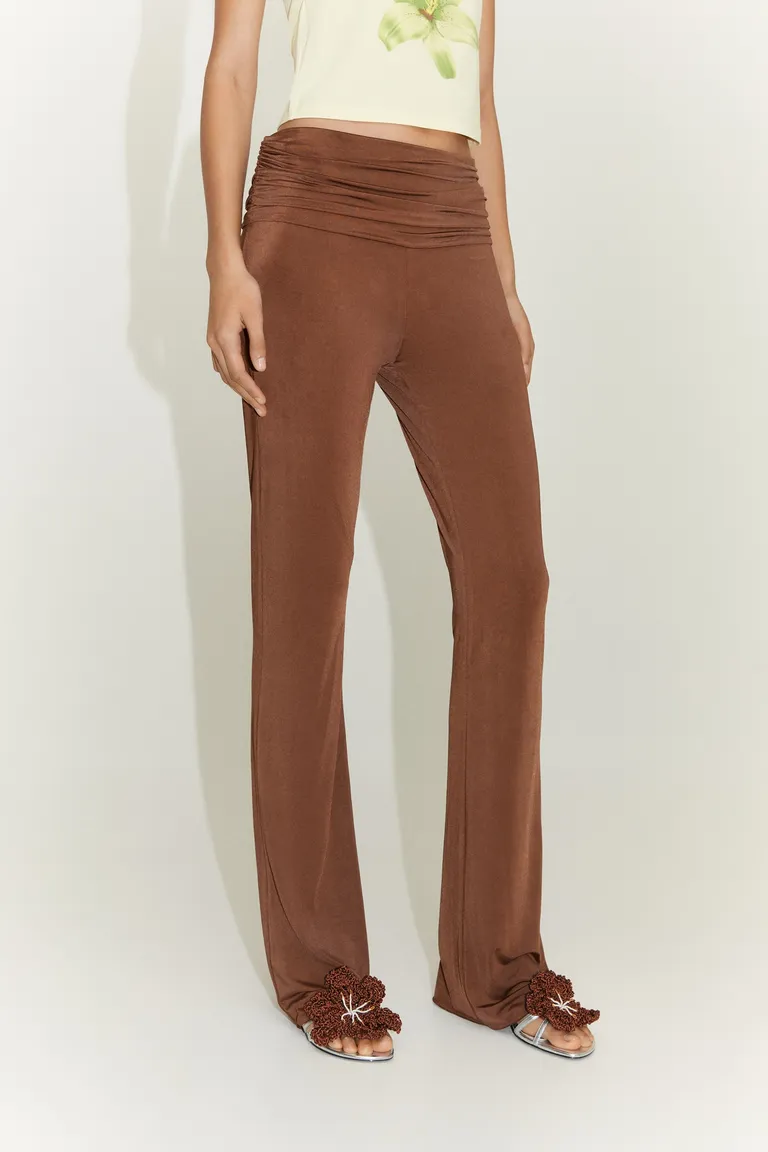 Pantalón vuelto drapeado de Mango en Pantalones para argentina