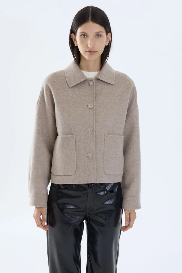 Chaqueta corta con cuello solapa, bolsillos aplicados y cierre frontal de botones de Portsaid en Chaquetas para argentina