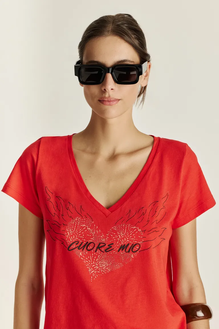 Remera de cuello en V con diseño de corazón en glitter de Tucci en Remeras para argentina