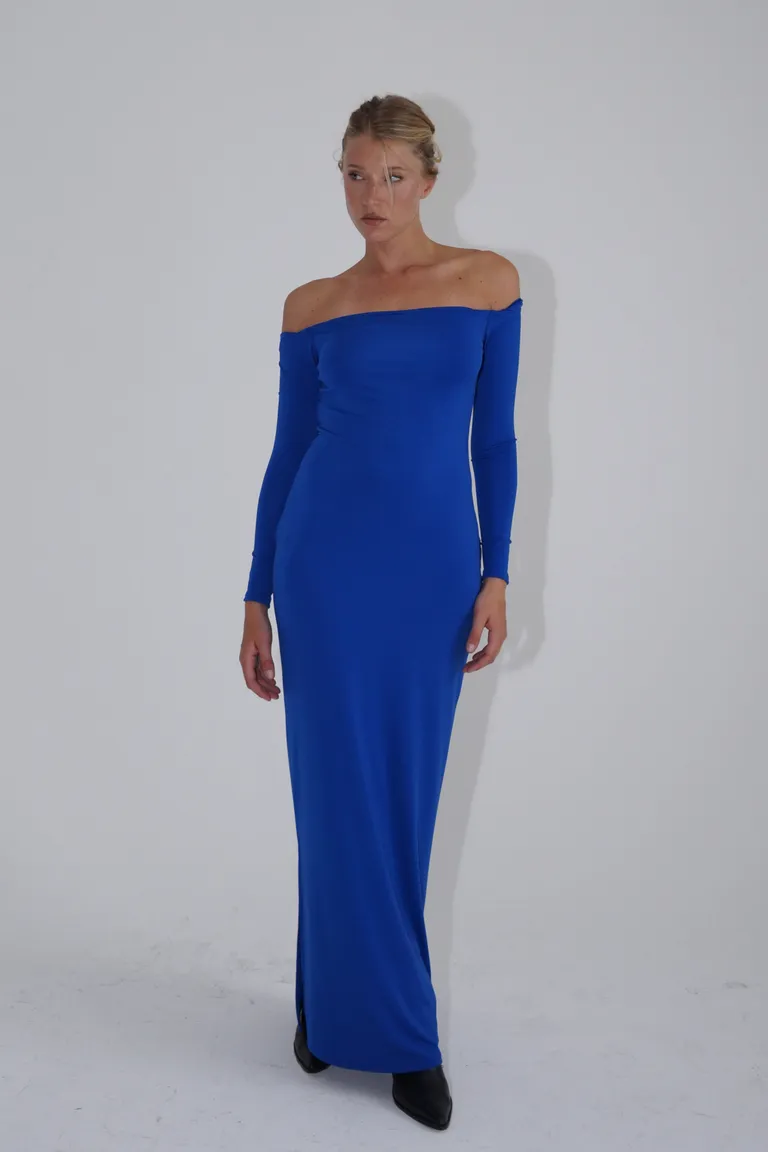 Vestido largo de mujer con hombros descubiertos, tajo lateral y espalda con detalle de lazo de Naíma en Vestidos para argentina