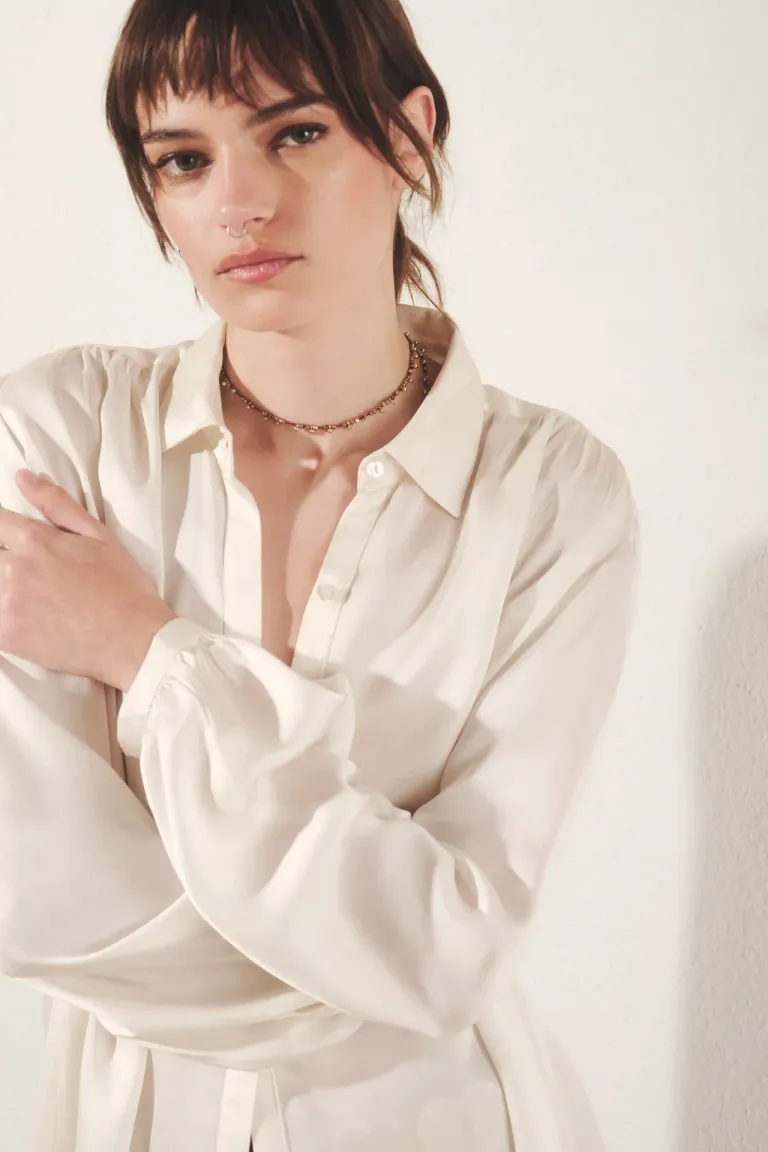 Camisa de viscosa y modal de corte amplio y manga larga con cuello camisero y detalle de botón en forma de corazón de Rapsodia en Camisas para argentina
