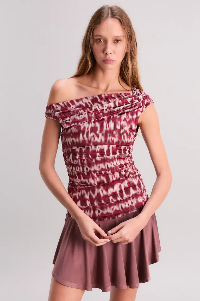 Top hombro caído con estampa exclusiva, diseño moderno y elegante de Kosiuko en Tops para argentina