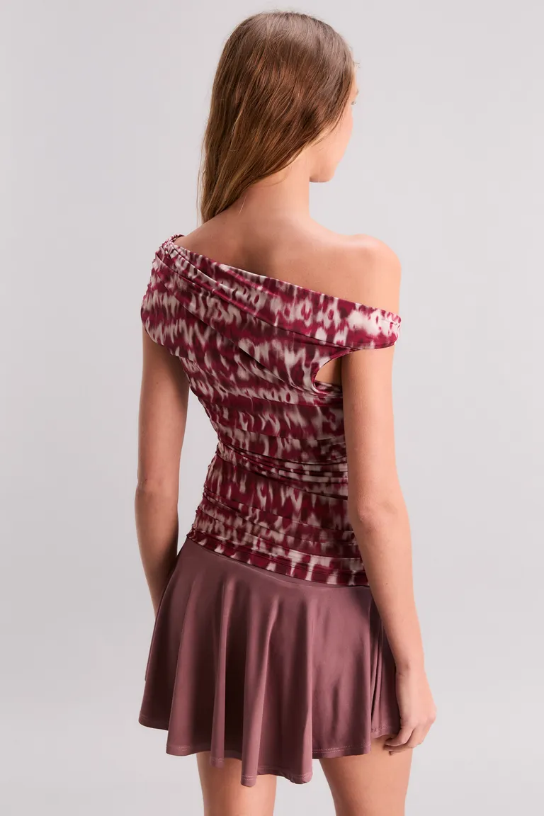 Top hombro caído con estampa exclusiva, diseño moderno y elegante de Kosiuko en Tops para argentina