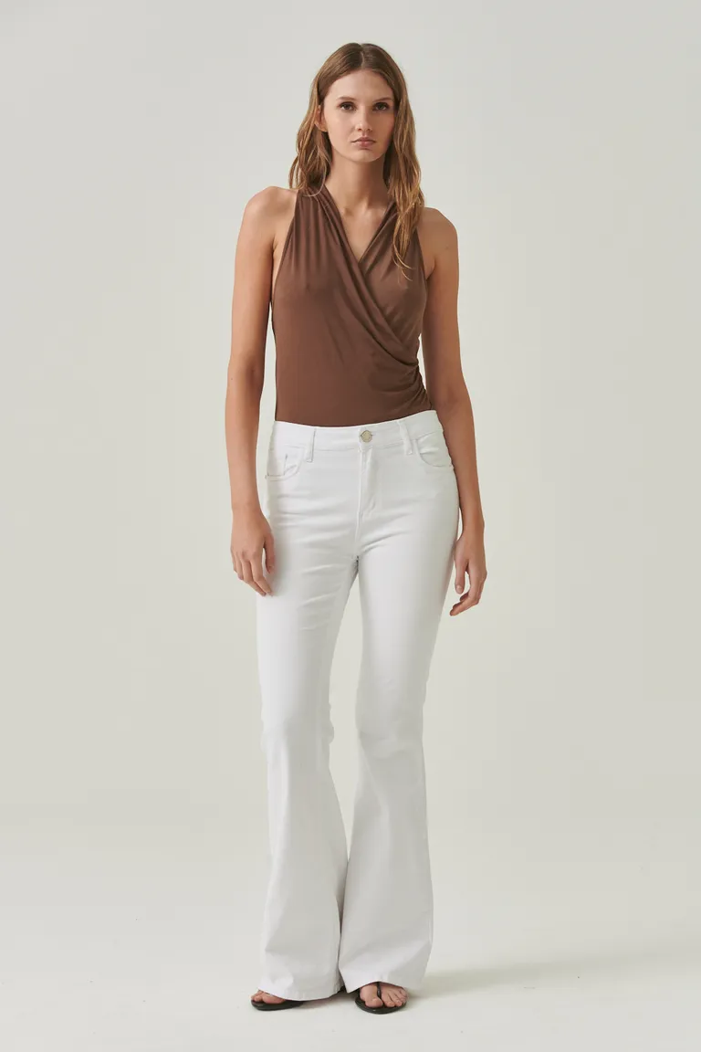 Pantalón de tiro alto y corte flare, diseño moderno y calce perfecto de Sweet en Pantalones para argentina