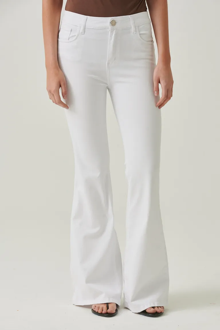 Pantalón de tiro alto y corte flare, diseño moderno y calce perfecto de Sweet en Pantalones para argentina