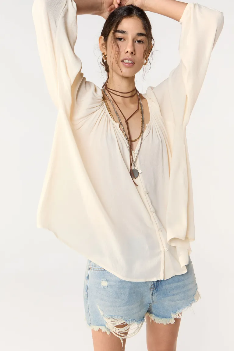 Camisa blanca de manga larga con escote en V y frunces de Cuesta Blanca en Camisas para argentina