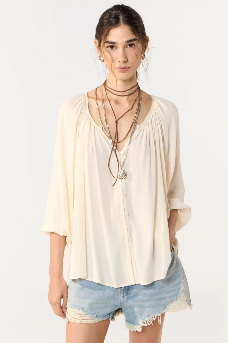 Camisa blanca de manga larga con escote en V y frunces de Cuesta Blanca en Camisas para argentina