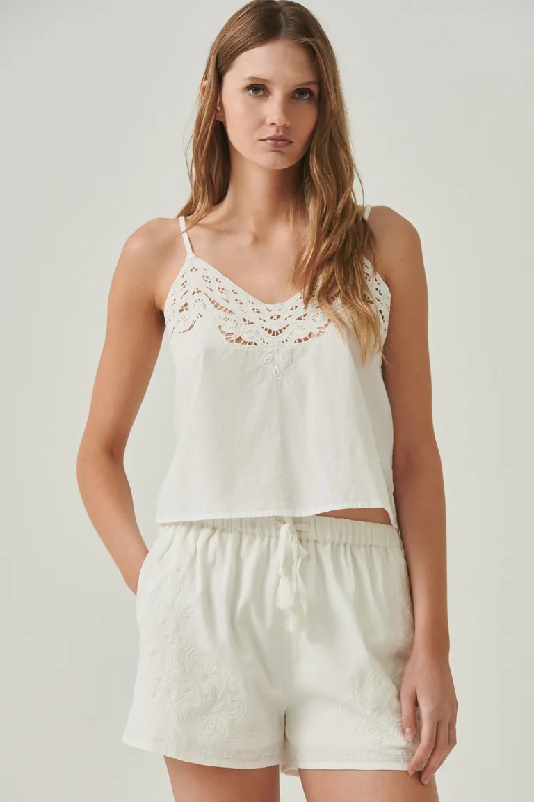 Top blanco de algodón con bordados en el escote, un básico elegante y femenino para tu vestidor de Sweet en Tops para argentina