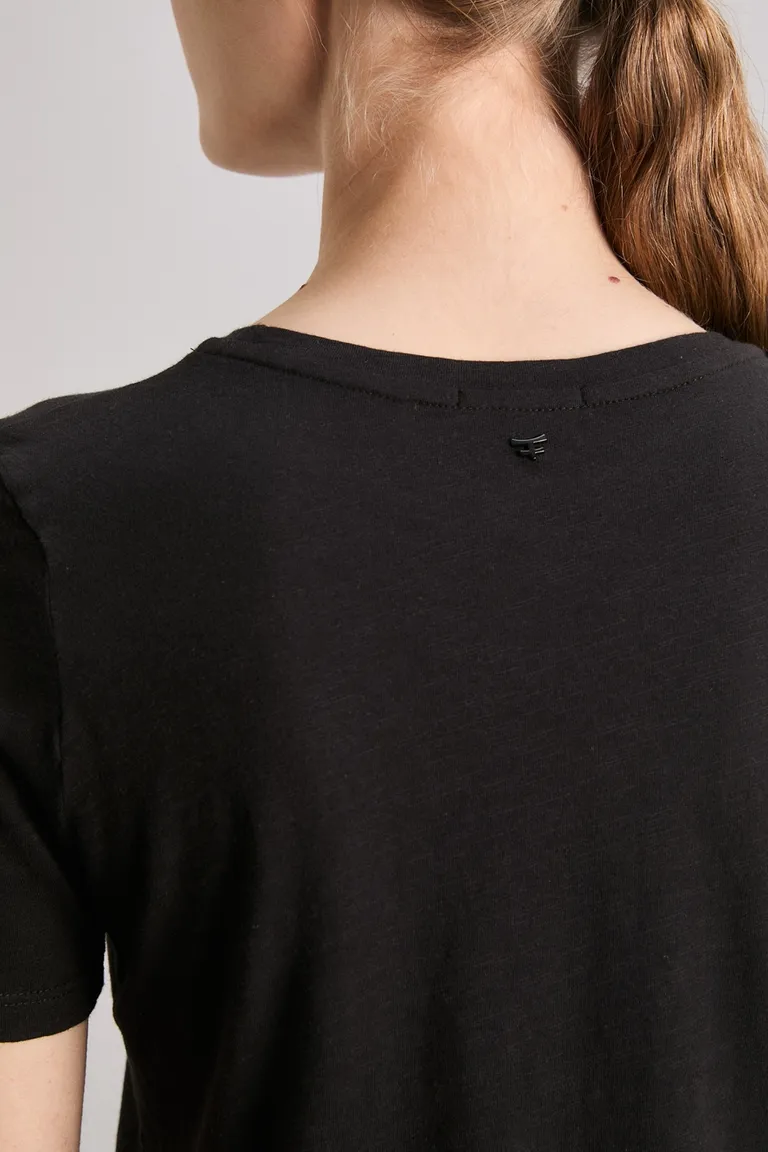 Remera negra de cuello redondo y calce regular, confeccionada en jersey pima 100% algodón de Kosiuko en Remeras para argentina