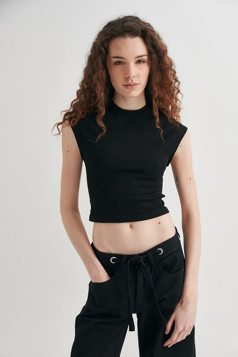 Remera negra de cuello alto y corte moderno para un estilo casual y elegante de Sweet en Remeras para argentina