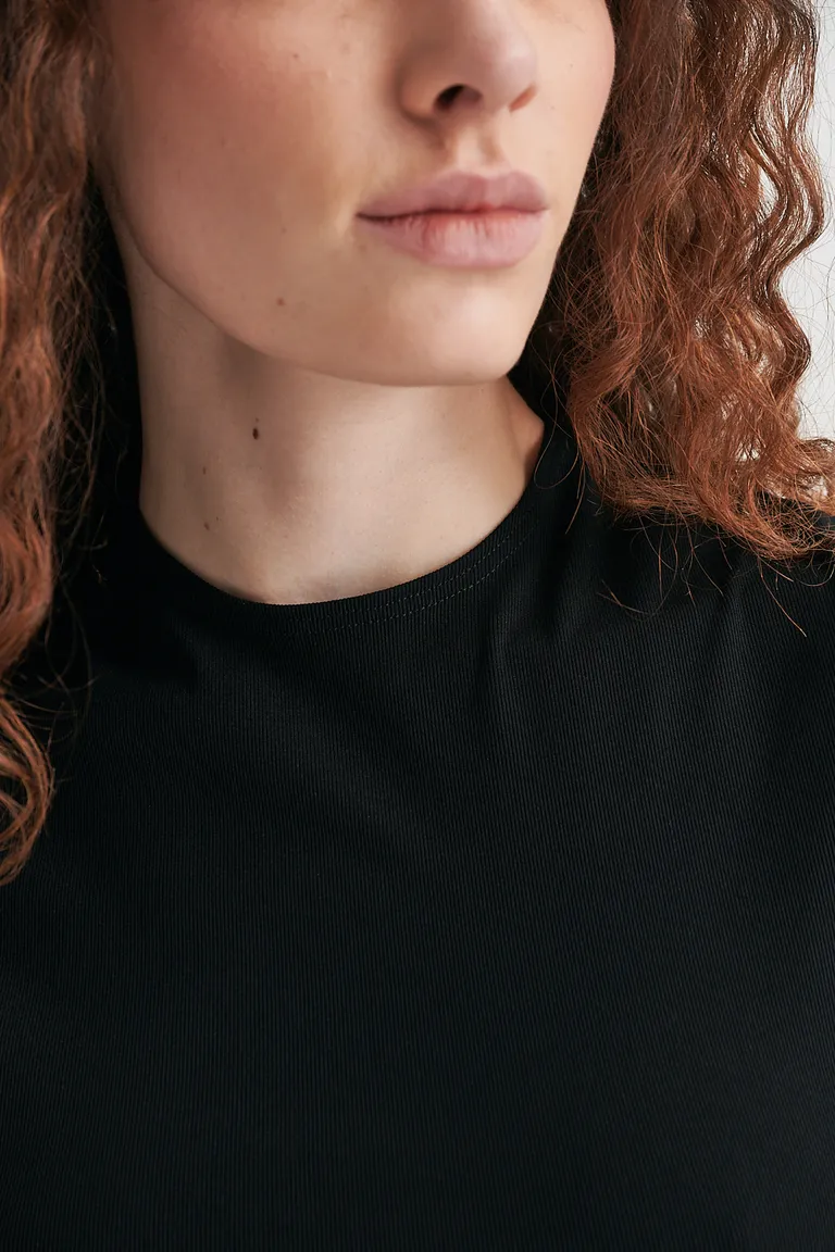 Remera negra de cuello alto y corte moderno para un estilo casual y elegante de Sweet en Remeras para argentina