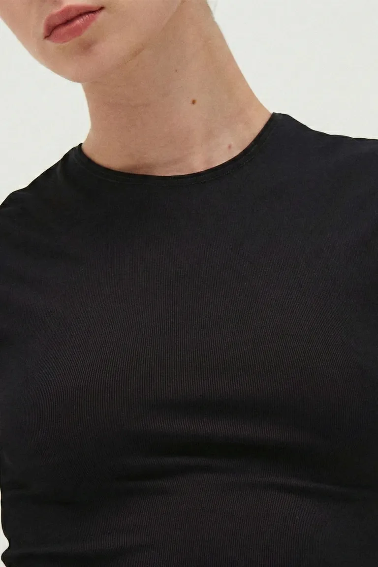 Remera negra de cuello alto y corte moderno para un estilo casual y elegante de Sweet en Remeras para argentina
